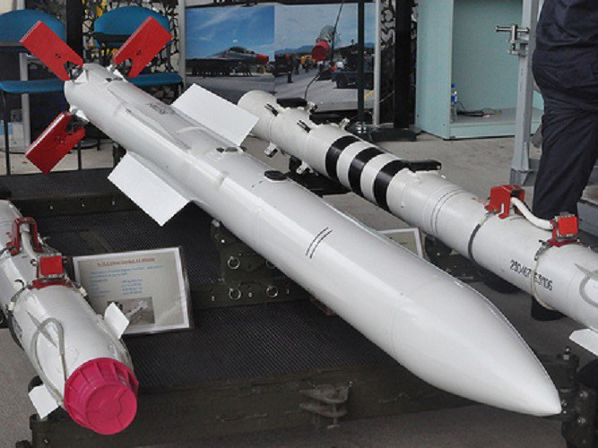 Theo kỹ sư trưởng của Cục thiết kế Vympel, nơi khai sinh R-77 thì tên lửa này có thể sử dụng để đánh chặn các loại tên lửa không-đối-không tầm trung lẫn tầm xa của Mỹ như AIM-120 AMRAAM và AIM-54 Phoenix hoặc các loại tên lửa phòng không như Patriot.