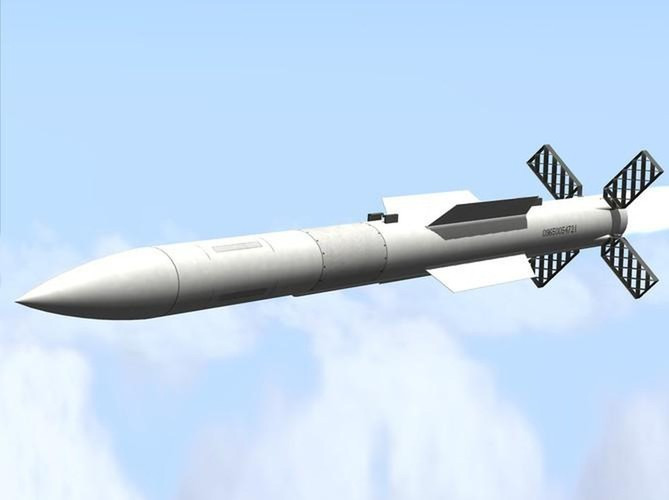 Ra mắt công chúng vào năm 1992 tại triển lãm hàng không Matxcơva, tên lửa R-77 ngay lập tức đã bị phóng viên phương Tây gán cho biệt danh AMRAAMski (hàm ý nói R-77 sao chép AIM-120 của Mỹ).