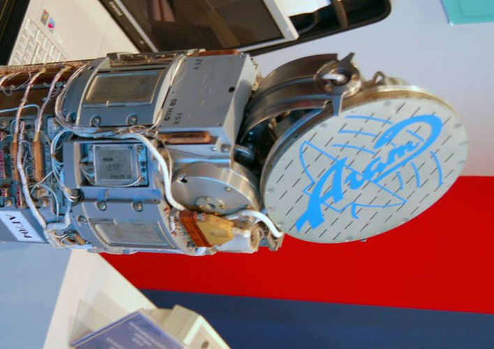  Tên lửa R-77 được trang bị radar dẫn bắn và chúng là đối thủ trực tiếp của tên lửa AIM-120 của khối NATO.