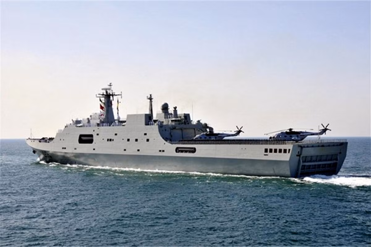 Ngọc chiêu được trang bị hệ thống cảm biến, hệ thống dẫn đường, ra đa tìm kiếm mục tiêu, sân đỗ máy bay trực thăng. Vũ khí chính bao gồm các loại pháo, hệ thống vũ khí tác chiến tầm gần, hệ thống vũ khí chống ngầm, tên lửa (đối đất, phòng không, đối hải).