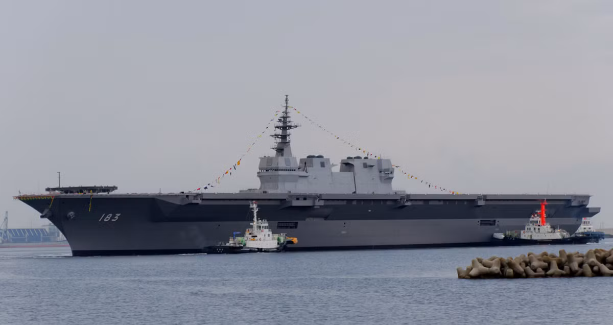 Tàu chở máy bay trực thăng lớp 22DDH-Izumo (Nhật Bản): dài 250m, lượng dãn nước 24.000 tấn, tầm hoạt động hơn 20.000km, tốc độ 22hải lý/h (40 km/h). Tàu có thể mang theo máy bay trực thăng, máy bay chiến đấu cất cánh trên đường băng ngắn và hạ cánh thẳng đứng