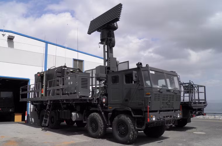 Trong ảnh là radar bám bắt mục tiêu chiến thuật tiên tiến EL/M-2106 ATAR thiết kế với anten mạng pha có khả năng phát hiện dải rộng các mục tiêu có RCS thấp giống như UAV, tên lửa, bom... Radar có thể phát hiện cùng lúc 500 mục tiêu trong cả ban ngày và đêm, trong điều kiện bị gây nhiễu điện tử mạnh. Tầm phát hiện máy bay chiến đấu lên tới 70-110km, với trực thăng là 40km và với UAV là 40-60km.