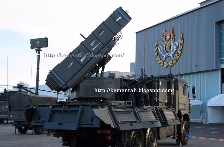 Bệ phóng có thể được lắp đặt trên nhiều loại xe tải tùy yêu cầu của khách hàng ví dụ như xe tải Tatra (Cộng hòa Czech); xe tải Mercedes-Bez Actros (Đức); xe tải MAN TGS (Đức): Scania P (Thụy Điển) và thậm chí là Đông Phong (Trung Quốc).