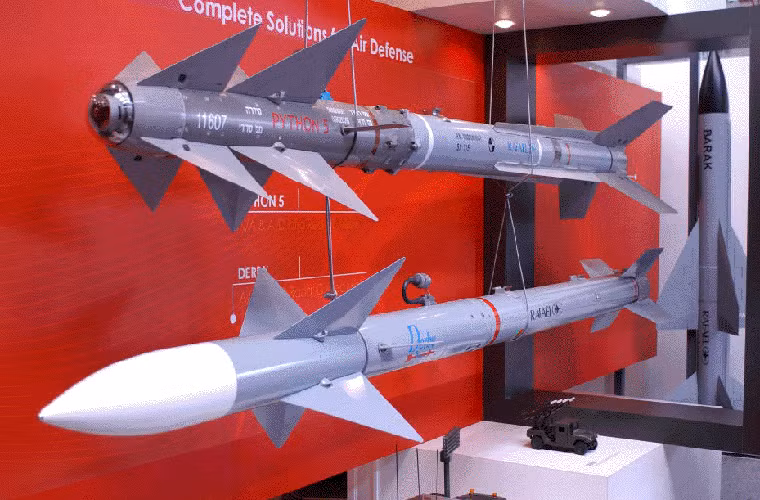 Trong ảnh, tên lửa Python-5 (trên) có khả năng "khóa mục tiêu trước khi phóng" thông qua một camera hồng ngoại kết hợp với 1 cảm biến quang điện tích hợp vào đầu dò, tấn công mục tiêu ở mọi hướng; tên lửa Derby (dưới) trang bị radar dẫn đường chủ động.