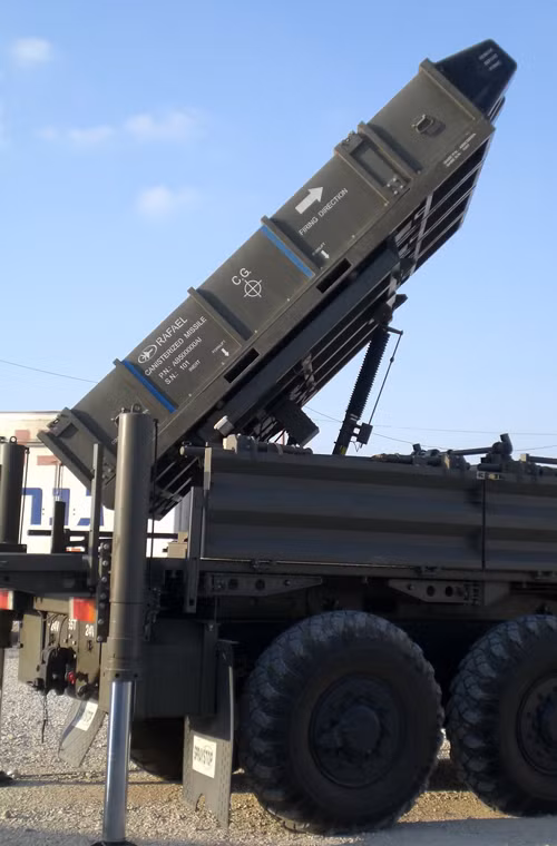 Loại tầm trung SPYDER-MR cũng sử dụng tên lửa Python-5 và Derby nhưng lắp tầng đẩy phụ cung cấp khả năng hạ mục tiêu ở độ cao đến 16km, tầm bắn đến 35km, dùng radar EL/M-2106 hoặc EL/M-2084.