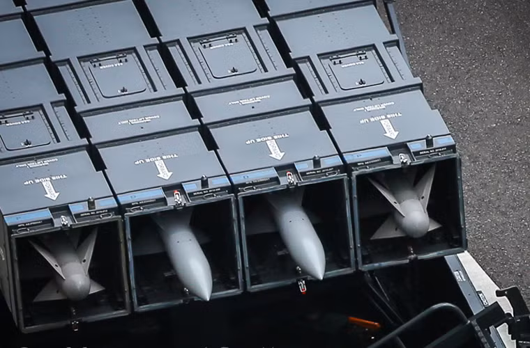 Hệ thống tên lửa phòng không SPYDER trang bị hai loại đạn tên lửa đất đối không Python-5 và Derby. Lưu ý rằng, hai loại tên lửa này vốn là tên lửa không đối không được cải tiến để để bắt từ mặt đất.