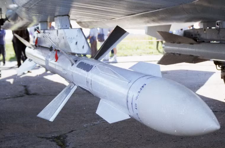 Ngoài R-73 để tác chiến tầm ngắn, tiêm kích đa năng Su-30SM còn trang bị tên lửa không đối không tầm trung R-27 để tác chiến ở cự ly từ 80-130km.