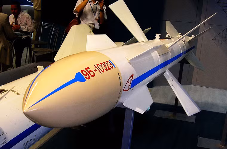 Theo mạng Sputnik, có hai phiên bản tên lửa R-27 được trang bị cho tiêm kích đa năng Su-30SM. Loại thứ nhất là R-27R lắp đầu tự dẫn radar bán chủ động (nghĩa là radar trên Su-30SM sẽ phải làm nhiệm vụ chiếu xạ vào mục tiêu để radar tên lửa thu sóng lái về hướng mục tiêu), tầm bắn hiệu quả 2-42,5km, tầm bắn tối đa 73km, độ cao bắn hạ 20m tới 25.000m.