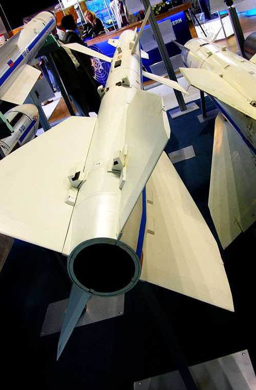 Tên lửa R-27 có trọng lượng 253kg, dài 4,08m, đường kính thân 230mm, lắp phần chiến đấu nặng 39kg. Đạn được trang bị động cơ đẩy rocket nhiên liệu rắn giúp đạt tầm bắn 80km (với phiên bản R-27R) và 117km (phiên bản R-27ER), tốc độ hành trình tối đa Mach 4,5.