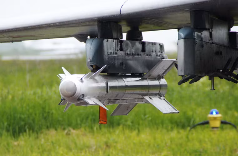 Tên lửa không đối không R-73 (NATO định danh là AA-11 Archer) do Vympel NPO phát triển trang bị cho các máy bay tiêm kích, cường kích, trực thăng của Không quân Nga và phục vụ xuất khẩu. R-73 có trọng lượng 105kg, dài 2,93m, đường kính thân 165mm, phần chiến đấu (chứa thuốc nổ, ngòi nổ) nặng 7,4kg).