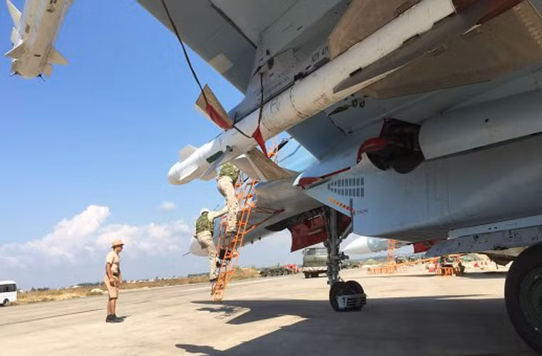 Theo hãng thông tấn Sputnik, chiến đấu cơ Su-30SM làm nhiệm vụ hộ tống được trang bị ba loại tên lửa không đối không R-73, R-27R và R-27ER.