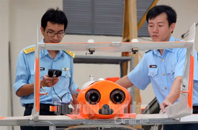 Cũng theo tờ QĐND, UAV-02 đã được đưa ra thử nghiệm thành công với máy bay Su-30MK2 tại Trung đoàn 923 Yên Thế. Ngay trong chuyến bay đầu tiên, các khí tài điện tử của Tổ hợp dẫn đường-ngắm bắn và tên lửa trên máy bay Su-30MK2 đã phát hiện và bám sát được mục tiêu UAV-02…