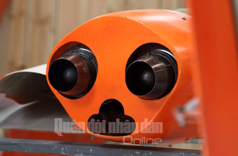 Đặc biệt, UAV-02 là một trong những máy bay không người lái đầu tiên của Việt Nam trang bị động cơ phản lực cho tốc độ bay hành trình 250-350km/h, bán kính tác chiến 100km, trần bay 8.000m, thời gian bay liên tục 45 phút.