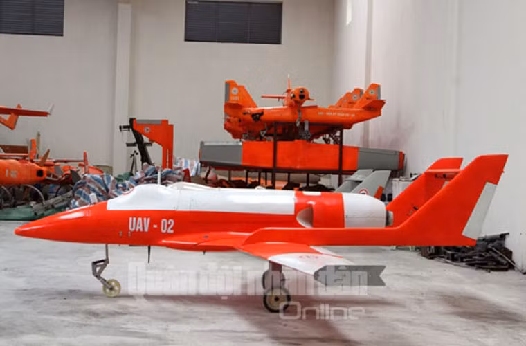 Bia bay cho Su-30MK2 có tên gọi là UAV-02 do Viện Kỹ thuật quân sự Phòng không – Không quân tự nghiên cứu, chế thử. "Bằng nguồn vốn tự có, đến nay viện đã triển khai nghiên cứu và chế thử 5 mẫu MBKNL để phục vụ huấn luyện chặn kích cho máy bay Su-30MK2. Trong quá trình nghiên cứu, mẫu UAV-01 và UAV-02 đã được lựa chọn để bay thử nghiệm, trong đó mẫu UAV-02 là loại có tính năng cao hơn”, lãnh đạo Viện KTQS PK-KQ nói với tờ QĐND Online.