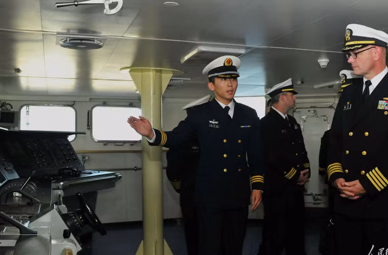 Ảnh: Sĩ quan Trung Quốc giới thiệu tính năng hệ thống trên tàu sân bay Liêu Ninh với phía phái đoàn Mỹ.