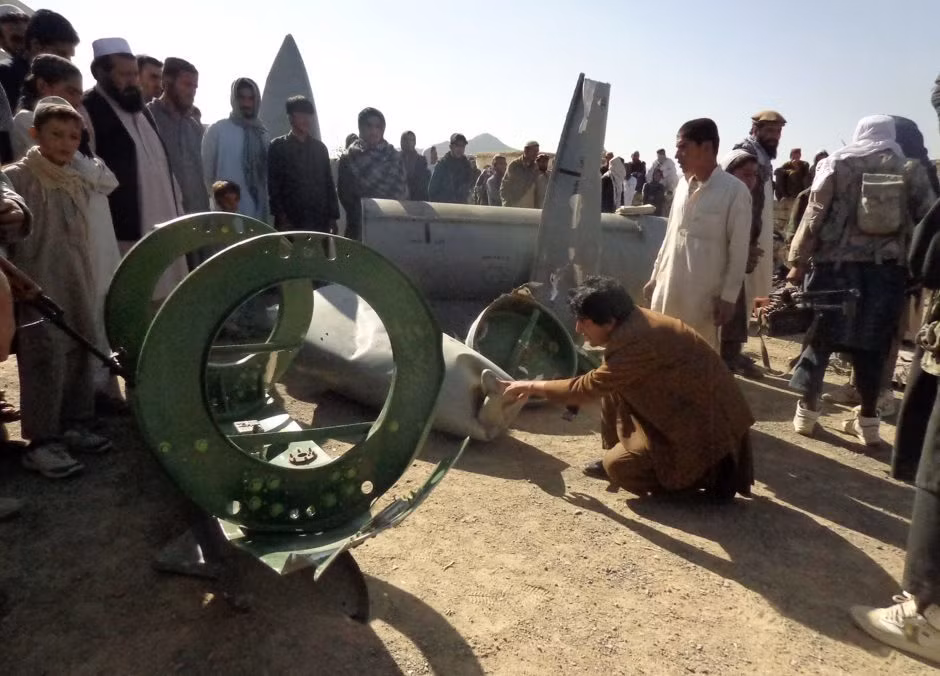 Theo các chuyên gia quân sự, chiếc tiêm kích F-16 của Không quân Mỹ dường như đang hoạt động tác chiến ở độ cao rất thấp nên mới bị đạn pháo quân Taliban bắn trúng. Trước đây, quân Taliban thường chỉ bắn hạ các loại trực thăng vận tải, trinh sát của Không quân Mỹ.