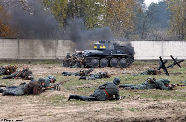 "Lính phát xít Đức" núp sau xe tăng Panzer 38(t) - đây là một trong những mẫu tăng chủ lực của Đức thời kỳ đầu CTTG 2. Nó có trọng lượng 9-10 tấn, kíp lái 4 người, giáp dày 8-30 hoặc 8-50mm, trang bị pháo chính 37mm.