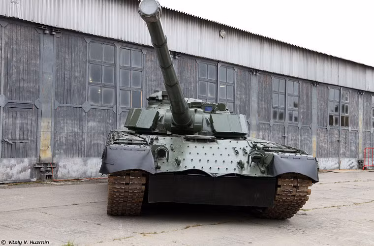 Ngoài trận đánh giả, nhân dịp này, Bảo tàng Kubinka còn trưng bày một số mẫu xe tăng – thiết giáp dưới thời Liên Xô. Ảnh: Xe tăng chủ lực Object 292 – thiết kế thử nghiệm trên cơ sở mẫu T-80.