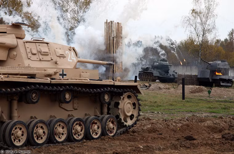 Vì khuôn viên tổ chức không lớn nên người ta không thể cho những cỗ tăng Đức khai hỏa pháo chính của nó (đạn pháo sẽ là đạn không đầu).