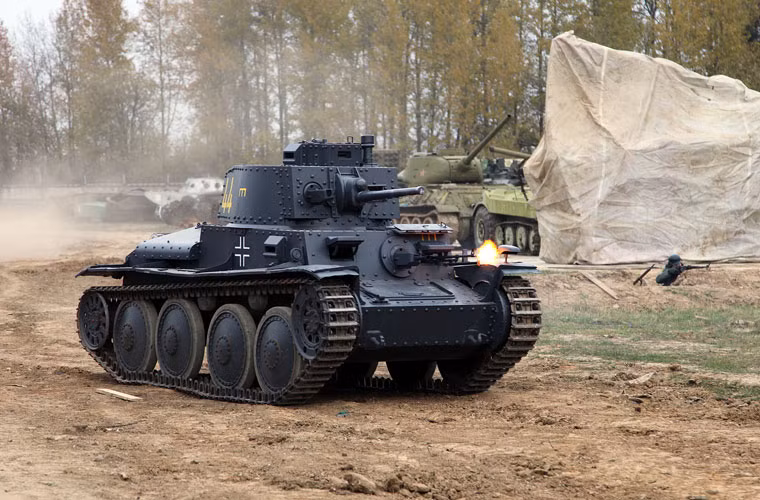 Đại liên 7,92mm xe tăng hạng trung Panzer 389(t) khai hỏa dữ dội vào đội hình Hồng quân Liên Xô.