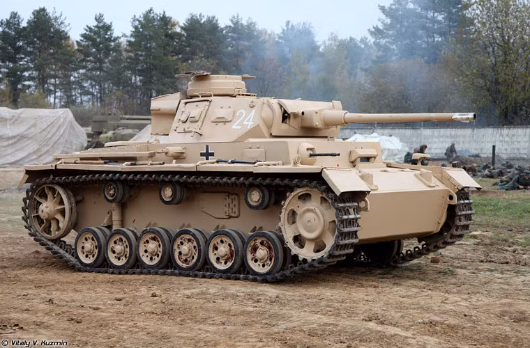 Panzer III là cỗ xe tăng chủ lực của quân phát xít Đức thời kỳ đầu xâm lược Liên Xô. Nó có trọng lượng khoảng 23 tấn, kíp lái 5 người, bọc giáp dày 5-70mm, trang bị pháo 37mm hoặc 50mm hoặc 75mm cùng đại liên 7,92mm.