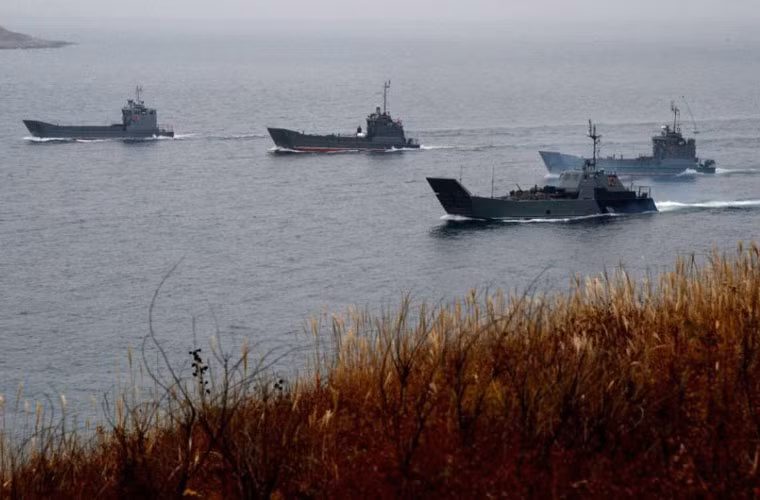 Các tàu đổ bộ nhỏ của Hải quân Nga cũng được huy động cho cuộc tập trận.