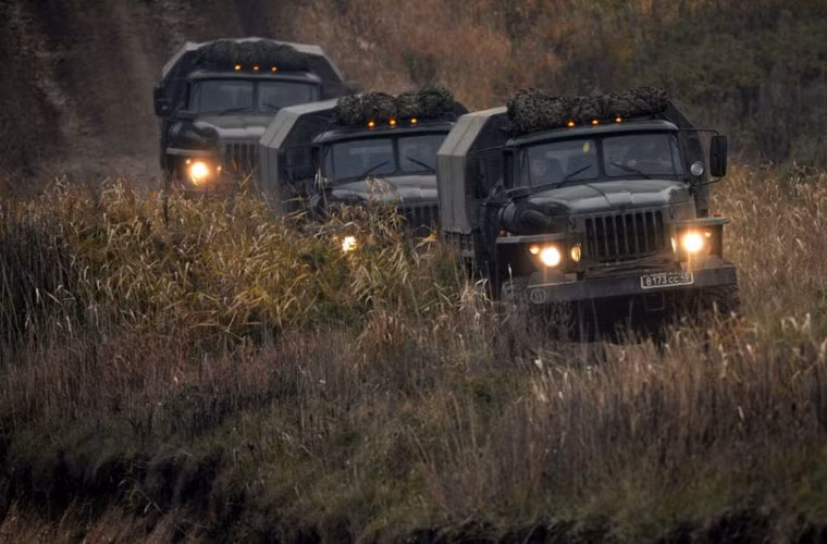 Đoàn xe tải chở binh sĩ tiến về mục tiêu quân khủng bố.