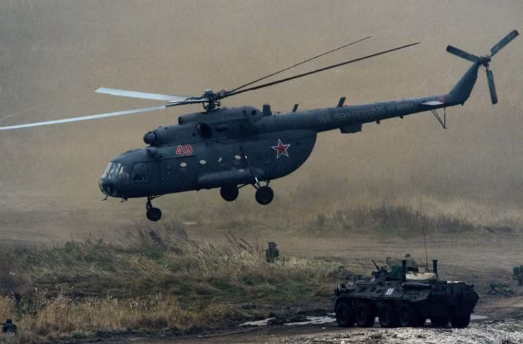 "Theo kịch bản tập trận, bờ biển đã bị chiếm giữ bởi những kẻ khủng bố. Đơn vị Hải quân Đánh bộ Hạm đội Thái Bình Dương được sự chi viện của tàu đổ bộ lớn tiến đánh loại bỏ kẻ khủng bố", phát ngôn viên Hạm đội TBD Roman Martov nói. Ảnh: Trực thăng Mi-8 đổ lính thủy đánh chiềm bờ biển.