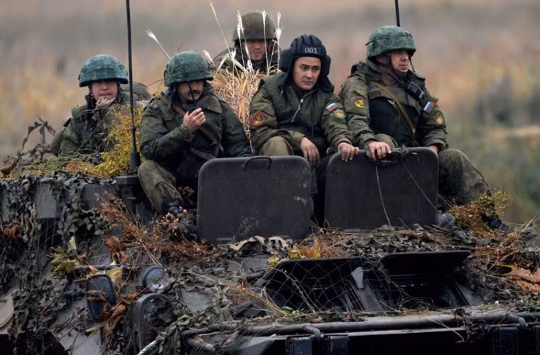 Các binh sĩ Hải quân Đánh bộ Nga ngồi trên xe thiết giáp BTR-80.