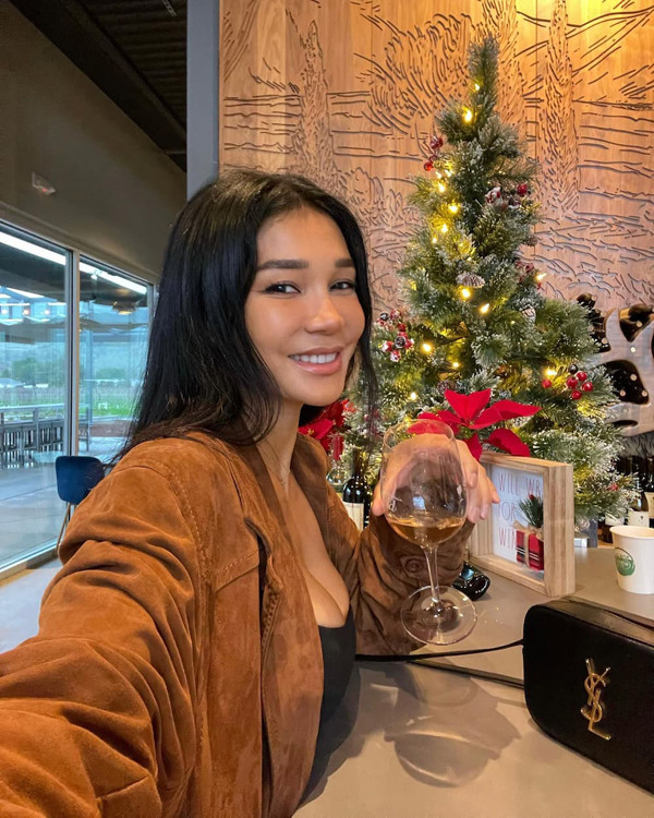 Dù vậy, Joleen không ngại chia sẻ những bức ảnh selfie và ảnh bikini rực rỡ của mình. Cô muốn truyền năng lượng tích cực đến những người quan tâm. Bà mẹ một con cũng tiết lộ, bản thân vẫn đang tìm kiếm tình yêu đích thực.