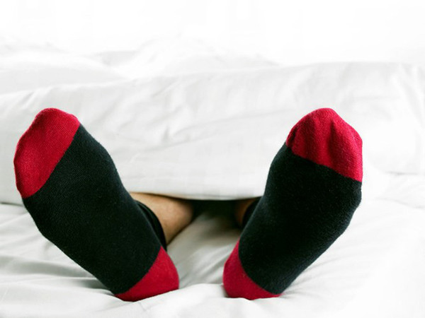Có thể nói, mùa đông mang tất đi ngủ vừa có lợi cho việc dưỡng da, vừa góp phần cải thiện giấc ngủ. Dù vậy, bạn cần chú ý ba điểm sau khi mang tất đi ngủ, tránh nhận tác dụng không mong muốn. (Ảnh: Vtv.vn)