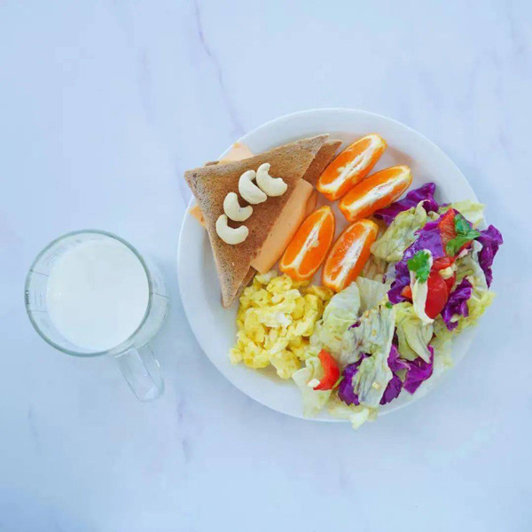 Thứ ba, bắp cải tím rất giàu glucosinolate giống như bắp cải, củ cải... thích hợp để ăn sống. Bên cạnh đó, bắp cải tím nấu chín sẽ chuyển sang màu xanh khi xử lý nhiệt, vừa kém thẩm mỹ vừa không ngon miệng. (Ảnh: Sohu)