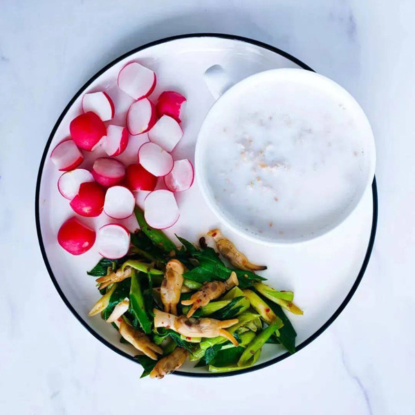 Để có lợi, các thực phẩm này nên ăn sống để giữ trọn dưỡng chất, tăng cường khả năng chống viêm. Thay vì xào, luộc hoặc nấu, bạn nên thái nhỏ để làm salad hoặc trộn ăn kèm dầu giấm giống như cách người Nhật thường làm. (Ảnh: Sohu)