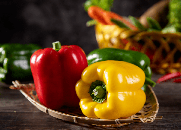 Ớt chuông. Ớt chuông giàu vitamin C và luteolin (một loại flavonoid). Đây đều là những chất có khả năng chống oxy hóa, ngừa viêm hiệu quả. Điều bất lợi là chúng dễ dàng hao hụt khi tiếp xúc với nhiệt. (Ảnh: Sohu)