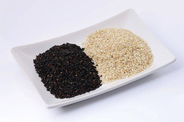 Vừng. Vừng giàu lignin có tác dụng chống viêm song dễ bị phân hủy ở nhiệt độ cao. Do đó, thay vì rang vừng, bạn nên dùng chúng rắc trực tiếp lên các món salad hoặc bánh mì sandwich. (Ảnh: Sohu)