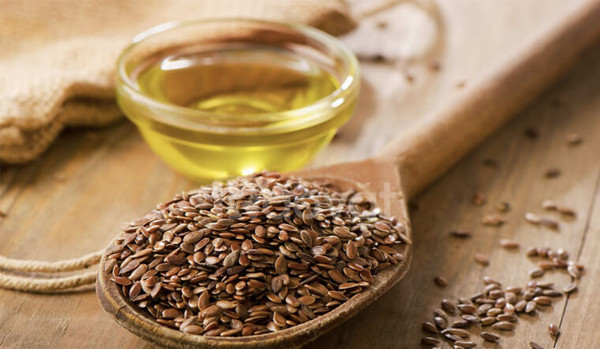 Dầu hạt lanh, dầu tía tô. Cả hai loại dầu này đều giàu axit alpha-linolenic, dễ bị oxy hóa ở nhiệt độ cao. Lời khuyên của chuyên gia dinh dưỡng là sử dụng chúng trực tiếp trong các món salad nguội. (Ảnh minh họa)