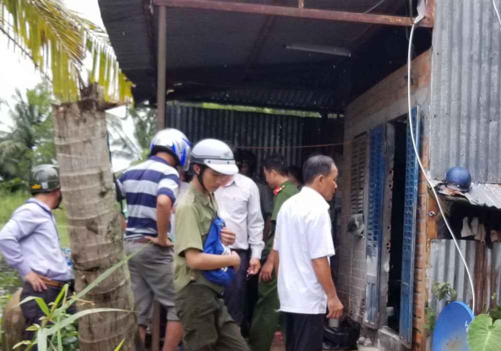 Doan cuong che o Ca Mau bi chu nha tat xang roi phong hoa thieu song