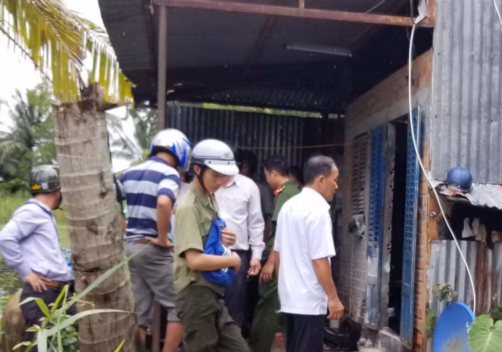 Doan cuong che o Ca Mau bi chu nha tat xang roi phong hoa thieu song