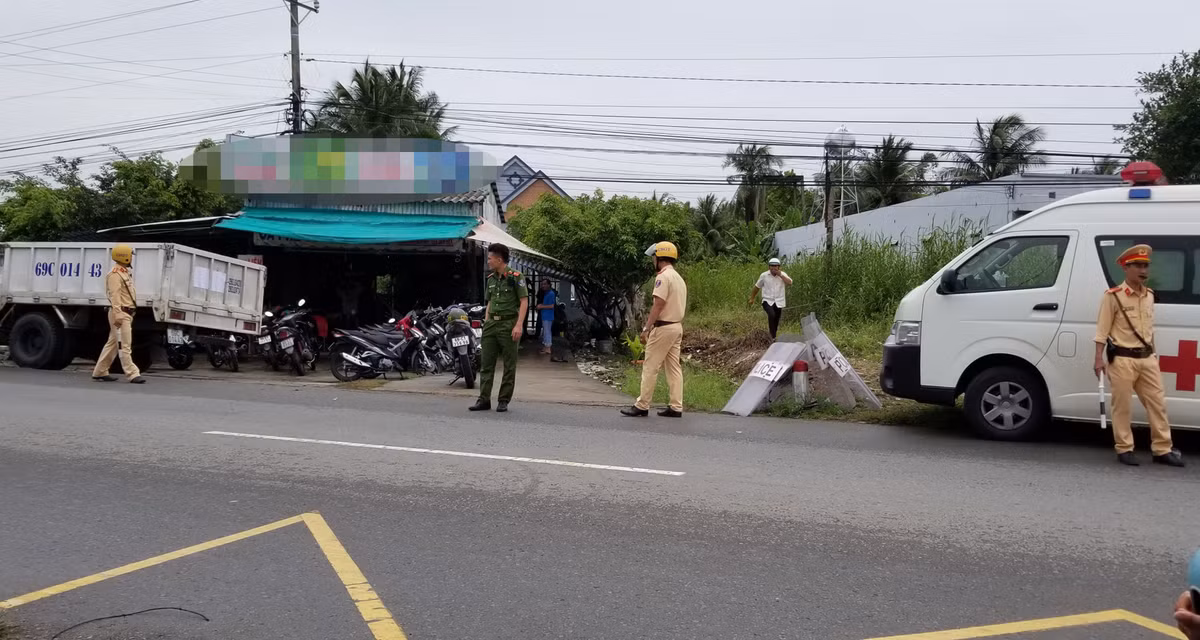 Doan cuong che o Ca Mau bi chu nha tat xang roi phong hoa thieu song-Hinh-2