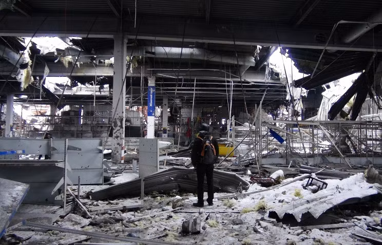 Quang cảnh đổ nát bên trong sân bay Donetsk.