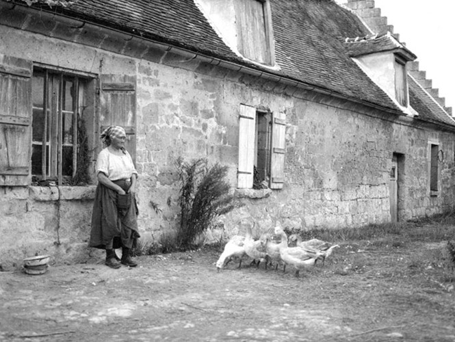 Hình ảnh ngôi nhà cũ và một người phụ nữ Pháp cùng với đàn ngỗng của bà được chụp năm 1904.