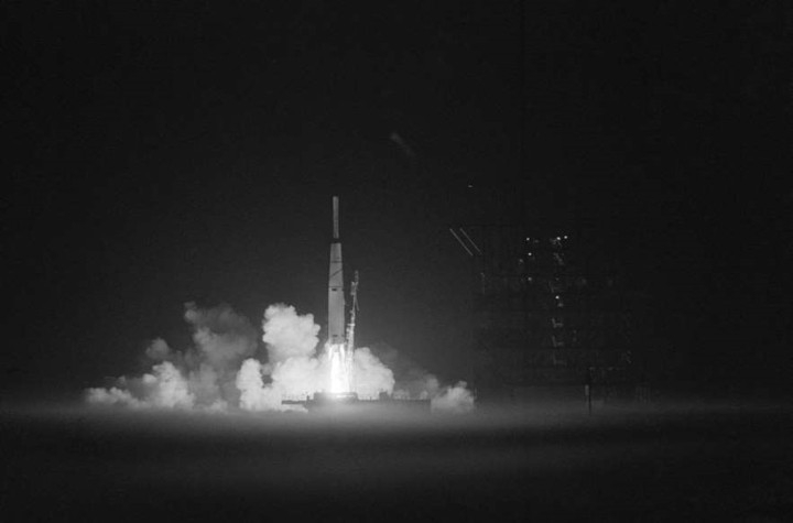Tên lửa thăm dò Mặt Trăng Pioneer 1 rời bệ phóng ngày 11/10/1958 ở Cape Canaveral, Florida. Tuy nhiên, sứ mệnh đầu tiên của Pioneer 1 đã không thành công và đây chỉ là một trong nhiều thất bại trong hành trình khám phá Mặt Trăng của nhân loại.
