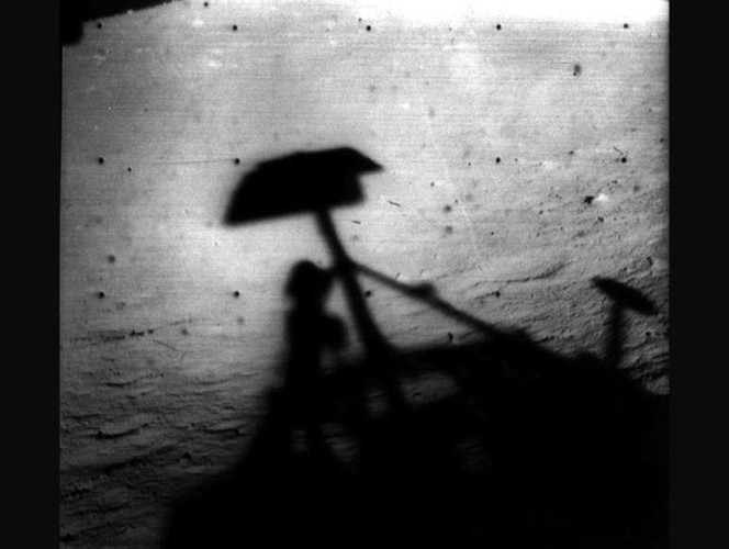 Hình ảnh bóng của tàu vũ trụ Surveyor 1 của NASA trên bề mặt Mặt Trăng trong một buổi chiều muộn ở đây. Ngoài việc gửi về 11.000 bức ảnh, Surveyor 1 còn gửi các thông tin về mẫu đất, phản xạ sóng và nhiệt độ của Mặt Trăng. Con tàu này được phóng lên ngày 30/5/1966 và hạ cánh ngày 2/6/1966.