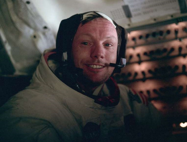 Phi hành gia Neil Armstrong trở về phi thuyền sau khi có những bước đi lịch sử trên Mặt Trăng.