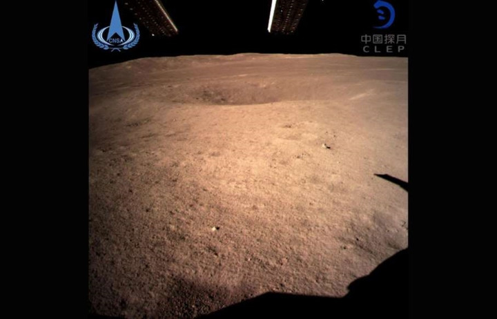 Bức ảnh đầu tiên chụp "phần tối" của Mặt Trăng từ tàu vũ trụ Chang'e 4 của Trung Quốc ngày 3/1/2019./.