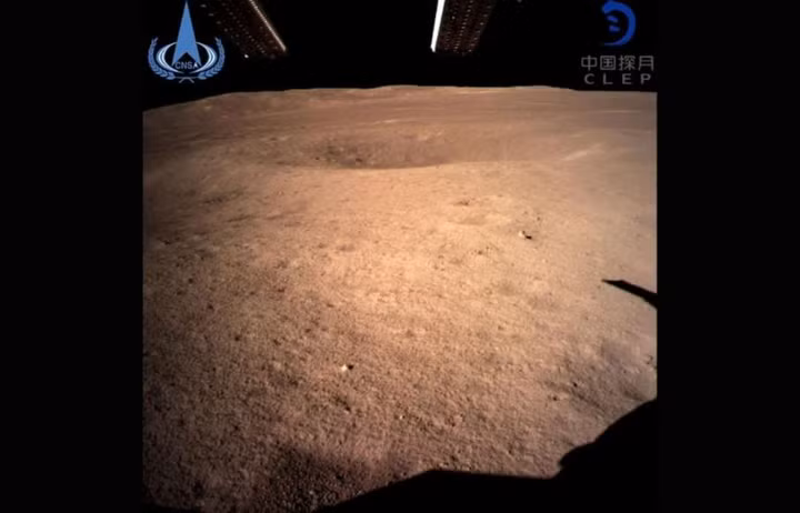 Bức ảnh đầu tiên chụp "phần tối" của Mặt Trăng từ tàu vũ trụ Chang'e 4 của Trung Quốc ngày 3/1/2019./.