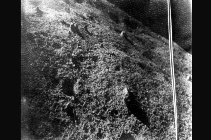 Bề mặt Mặt Trăng được quan sát từ tàu vũ trụ Luna 9 của Liên Xô - tàu vũ trụ đầu tiên đáp đất an toàn trên Mặt Trăng ngày 4/2/1966.