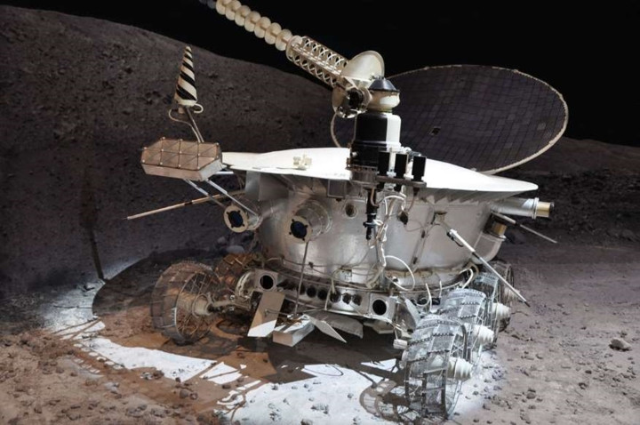 Lunokhod 1 là một trong 2 tàu vũ trụ của Liên Xô bay quanh bề mặt Mặt Trăng và được trang bị các camera cũng như các thiết bị thử mẫu đất.