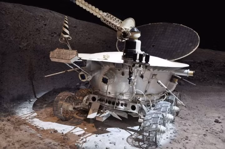 Lunokhod 1 là một trong 2 tàu vũ trụ của Liên Xô bay quanh bề mặt Mặt Trăng và được trang bị các camera cũng như các thiết bị thử mẫu đất.