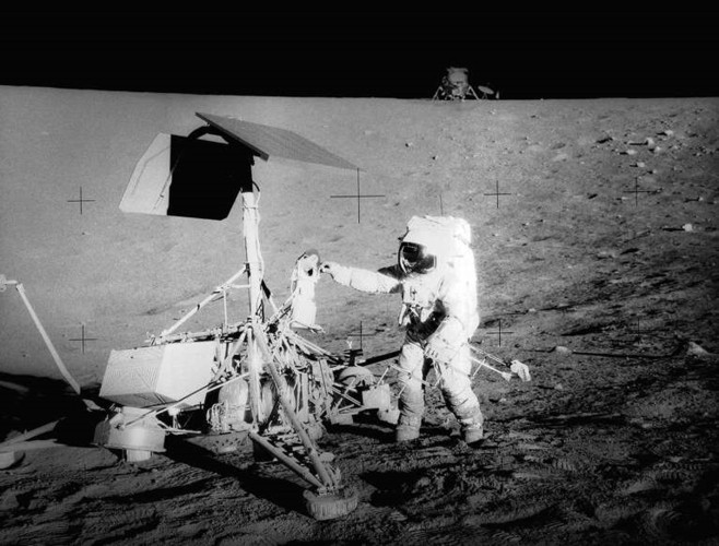 Tháng 11/1969, các phi hành gia của tàu vũ trụ Apollo 12 đã thăm nơi hạ cánh của tàu thăm dò Mặt Trăng Surveyor III từng hạ cánh trước đó 2 năm ngày 20/4/1967.